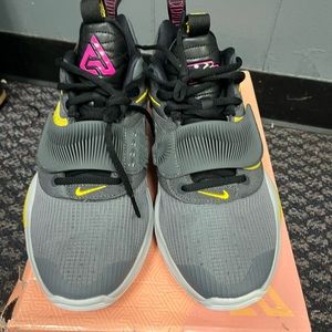 Antetokounmpo basketball shoes size 9